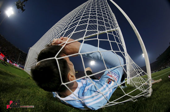 اللاعب الأرجنتينى ميسى يقع فى الشباك خلال مباراة كرة القدم النهائية فى تشيلى خلال كوبا أمريكا 2015 بتشيلى -اليوم السابع -12 -2015