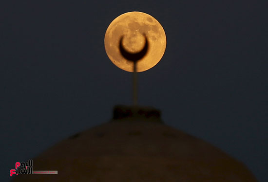 القمر المكتمل يعلو مئذنة أحد المساجد فى وادى الريان بالفيوم بمصر -اليوم السابع -12 -2015