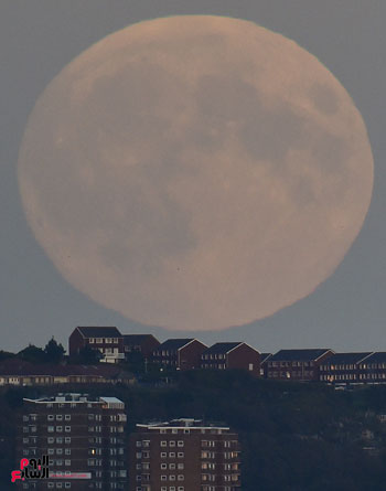 القمر المكتمل يرتفع فوق برايتون بريطانيا  -اليوم السابع -12 -2015