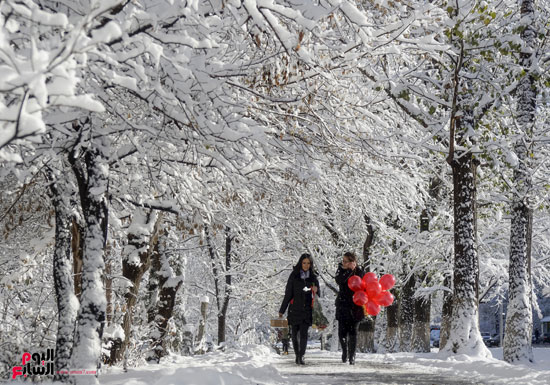  النساء يسيرون على الأقدام فى شوارع تغطيها الثلوج فى كازاخستان -اليوم السابع -12 -2015