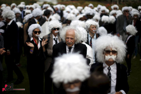 مجموعة من الأشخاص يرتدون زى ألبرت أينشتاين فى محاولة لكسر الرقم القياسى لموسوعة جينيس كأكبر تجمع لأينشتاين فى لوس أنجلوس فى كاليفورنيا -اليوم السابع -12 -2015