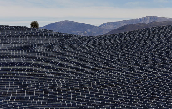  منظر عام يظهر الألواح الشمسية التى تنتج الطاقة المتجددة فى الحديقة الضوئية بفرنسا -اليوم السابع -12 -2015
