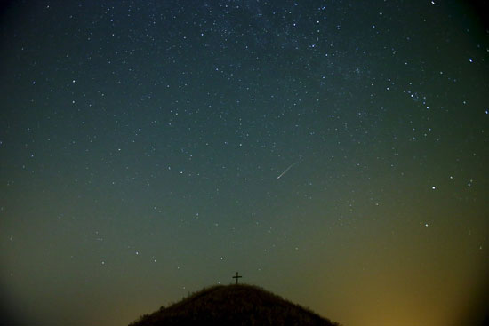  النجوم المضائة فوق أحد التلال فى grossmugl -اليوم السابع -12 -2015