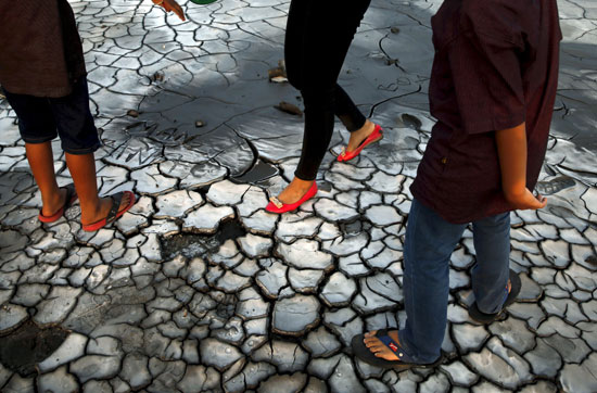  السياح يسيرون  فوق الطين المجفف فى حقل الطين فى سيدوارجو -اليوم السابع -12 -2015