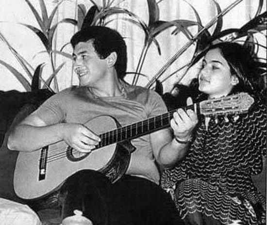 شريهان مع شقيقها عمر خورشيد وهو يعزف على الجيتار -اليوم السابع -12 -2015