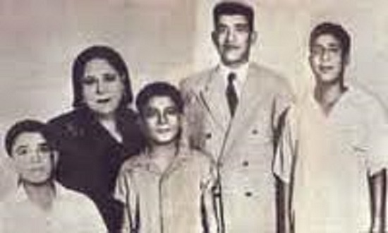 صورة عائلية لعائشة لبيب مع الرئيس محمد نجيب وعائلتها حيث يتمتع شعرها بأسلوب محافظ جدا -اليوم السابع -12 -2015