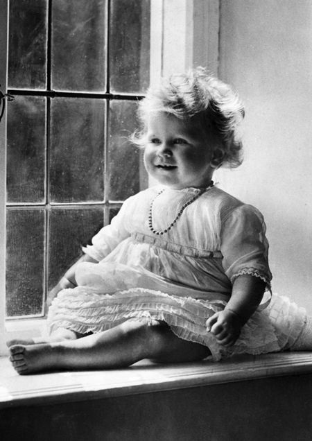 الملكة إليزبيث فى طفولتها -اليوم السابع -12 -2015