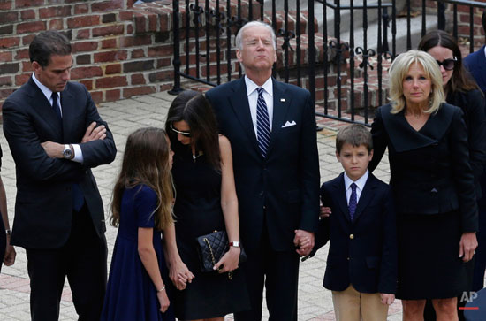  نائب الرئيس جو بايدن مع عائلته الخميس 4 يونيو 2015 فى قاعة التشريعى فى دوفر -اليوم السابع -12 -2015