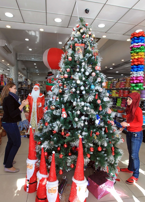 تزيين شجرة الكريسماس فى العراق -اليوم السابع -12 -2015