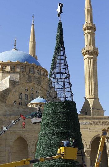 تزيين شجرة الكريسماس أمام مسجد فى لبنان -اليوم السابع -12 -2015