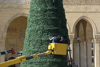 العمال يزينون شجرة الكريسماس فى لبنان  -اليوم السابع -12 -2015