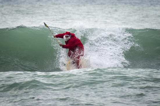 بابا نويل يتزلج الأمواج فى إيطاليا -اليوم السابع -12 -2015
