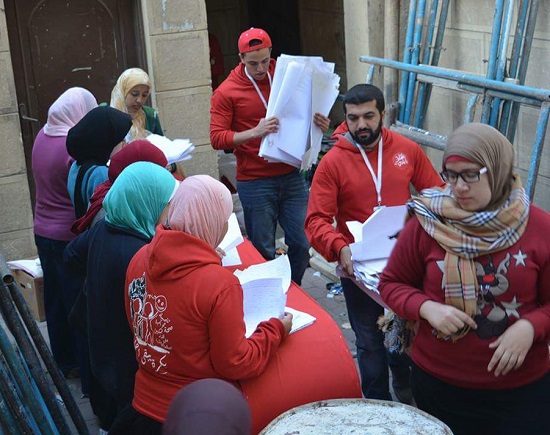 الفريق يقوم بإعادة تدوير الورق والملابس من أجل دعم المناطق العشواية -اليوم السابع -12 -2015