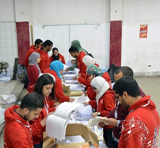صورة جماعية للفريق اثناء جمع الورق والملابس -اليوم السابع -12 -2015