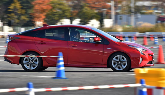 سيارة Prius خلال الاختبار -اليوم السابع -12 -2015