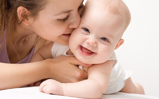 الرضاعة الطبيعية تساعد على الاتصال الجسدى مع طفلك -اليوم السابع -12 -2015