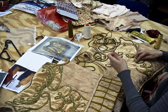 عاملة منشغلة بتطريز أحد الأزياء وفقًا لصورة تاريخية -اليوم السابع -12 -2015