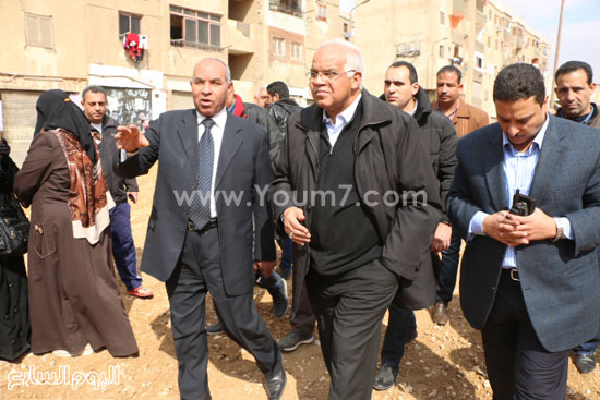 محافظ القاهرة يتفقد أسواق حى السلام ويطالب بسرعة توصيل المرافق (9)