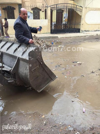 غرق شوارع البرادعه بالصرف الصحى (1)