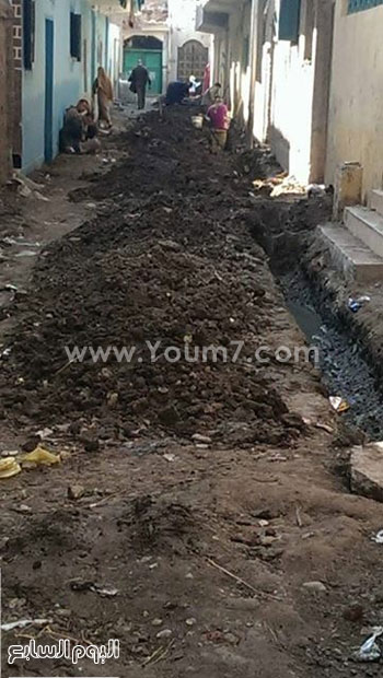 غرق شوارع البرادعه بالصرف الصحى (4)