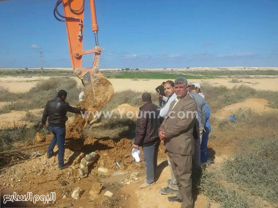 إزالة تعديات قرية سياحية على خط المياه المغذى لمطروح (5)