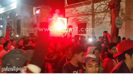 مشجعو الأهلى يحتفلون بالفوز على الزمالك فى ميادين الغربية (1)