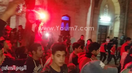 مشجعو الأهلى يحتفلون بالفوز على الزمالك فى ميادين الغربية (2)