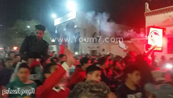 مشجعو الأهلى يحتفلون بالفوز على الزمالك فى ميادين الغربية (3)