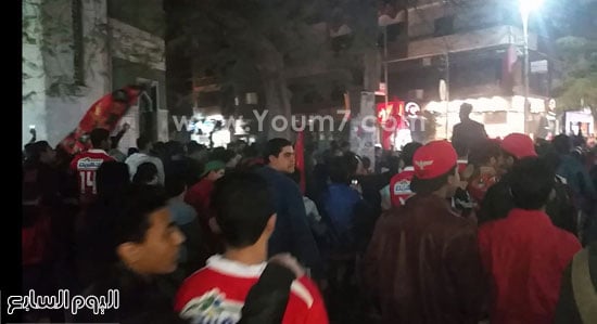 مشجعو الأهلى يحتفلون بالفوز على الزمالك فى ميادين الغربية (4)