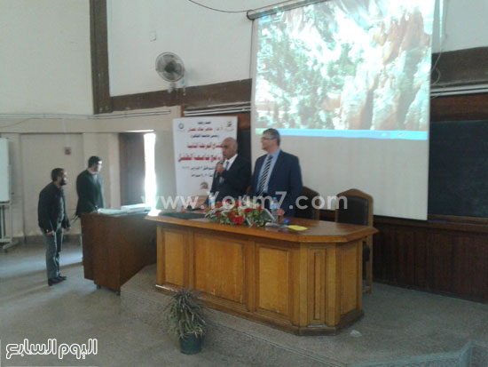 نائب رئيس جامعة القاهرة يسلم شهادات المرحلة الثانية للمشاركين بجامعة الطفل (1)