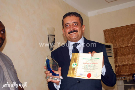 أحمد ماهر يتسلم جائزة الدبلوماسى الأكثر تعاونا مع الإعلام النيجيرى (1)