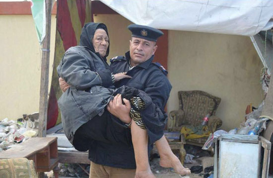  ضابط شرطة ينقذ سيدة مسنة (3)