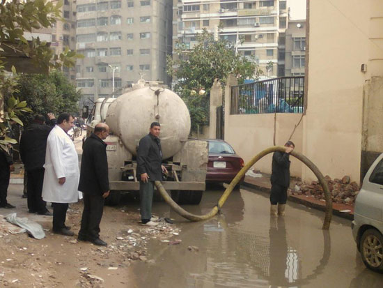 مستشفى المبرة تحاصرها مياه الصرف والأمطار بالغربية (3)