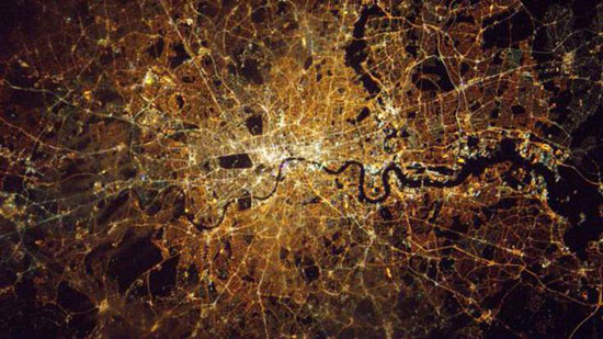 البريطانى تيم بيك يلتقط صورة مذهلة للندن من الفضاء