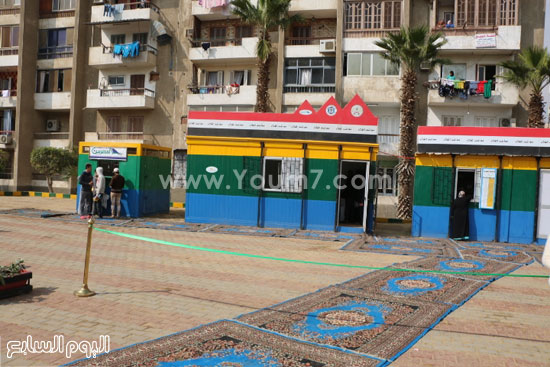 محافظ القاهرة اثناء افتتاح أحد منافذ بيع السلع المدعمة (1)