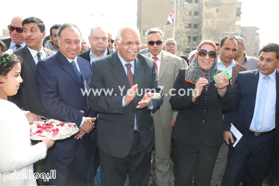 محافظ القاهرة اثناء افتتاح أحد منافذ بيع السلع المدعمة (3)