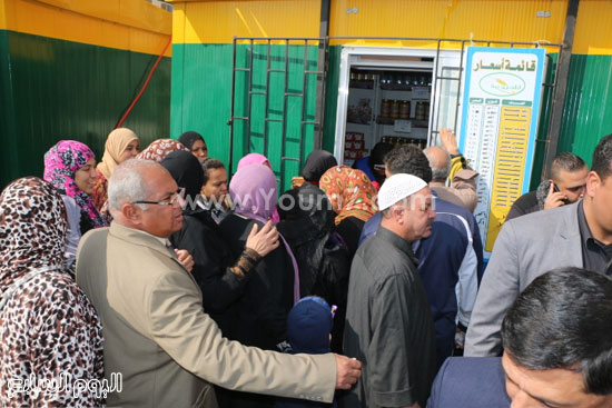 محافظ القاهرة اثناء افتتاح أحد منافذ بيع السلع المدعمة (4)