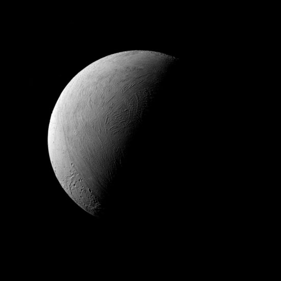 صورة مذهلة نصف مضيئة لقمر كوكب زحل إنسيلادوس