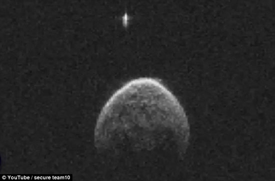 علماء الفلك يلتقطون صور لجسم غريب بيضاوي يدور حول الأرض 7