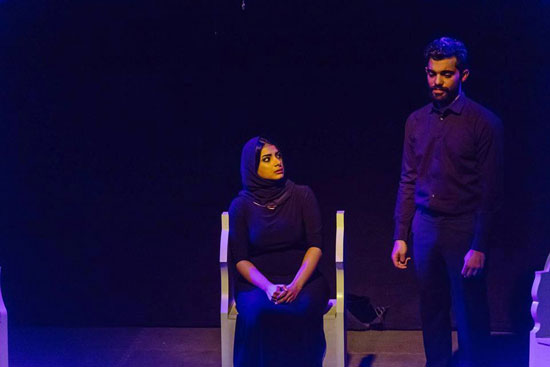 مسرحية ميتين اهلى، المخرج محمد اسامة، مسرح الهوسابير، مسرح روابط، كلية الفنون التطبيقية (1)