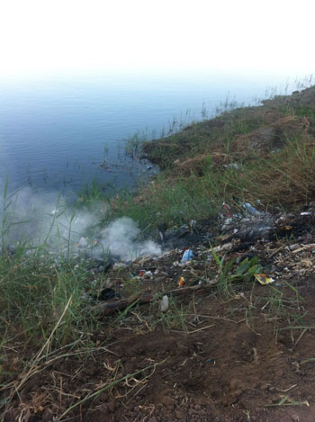 القمامة-على-ضفاف-النيل-بقرية-دندره-(3)