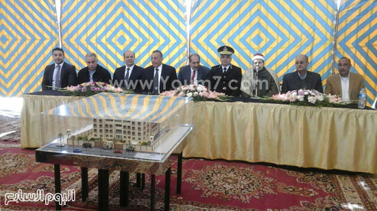 محافظ الجيزة ومدير الأمن يضعان حجر أساس قسم حدائق الأهرام (4)