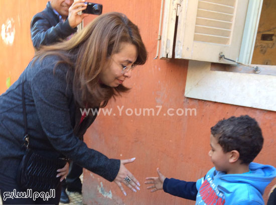 وزيرة التضامن تداعب طفلا خلال تفقدها دار مسنين بالإسكندرية (1)
