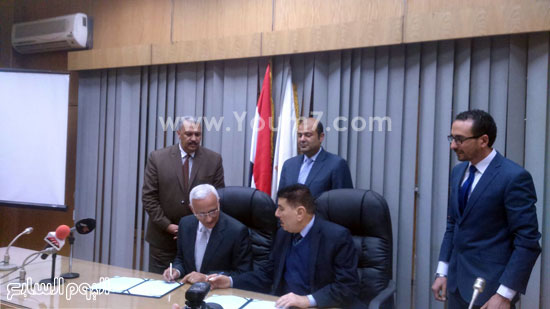 خالد حنفى وزير التموين  خلال توقيع بروتوكول (3)