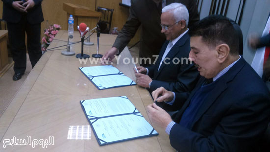 خالد حنفى وزير التموين  خلال توقيع بروتوكول (4)