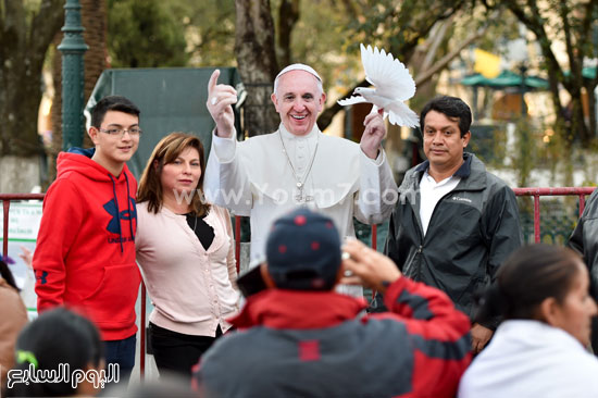 بابا-الفاتيكان-يزور-مستشفى-سرطان-للأطفال-خلال-تواجده-بالمكسيك-(8)