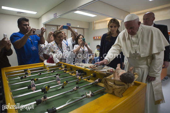 بابا-الفاتيكان-يزور-مستشفى-سرطان-للأطفال-خلال-تواجده-بالمكسيك-(14)