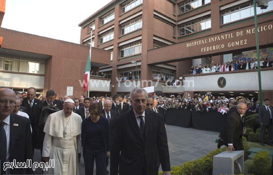 بابا-الفاتيكان-يزور-مستشفى-سرطان-للأطفال-خلال-تواجده-بالمكسيك-(16)