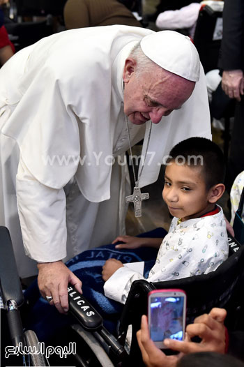 بابا-الفاتيكان-يزور-مستشفى-سرطان-للأطفال-خلال-تواجده-بالمكسيك-(1)