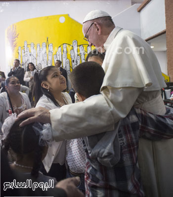 بابا-الفاتيكان-يزور-مستشفى-سرطان-للأطفال-خلال-تواجده-بالمكسيك-(17)